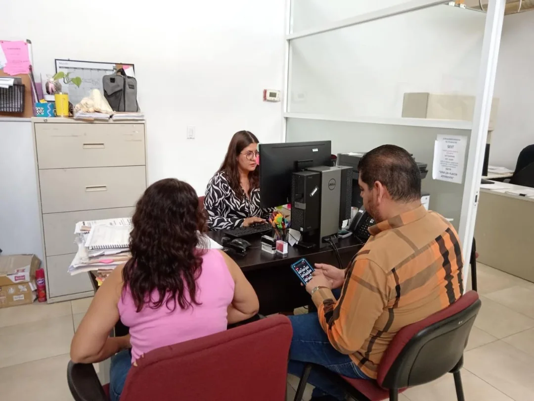 COMUNICADO DE PRENSA ​ Atiende FGE a defraudados por Grupo Financiero Pacheco en Parral Derivado del supuesto fraude cometido por el Grupo Financiero Pacheco en la ciudad de Parral, este martes la Fiscalía de Distrito Zona Sur inició con los protocolos de atención a las víctimas de la empresa inversora. Los datos recabados hasta el momento, han permitido establecer que dicho fraude se cometió bajo un esquema ponzy y/o piramidal, que captaba el capital de inversionistas con la premisa de otorgar atractivos rendimientos. Sin embargo, este martes 19 de agosto, los inversores se percataron que los fundadores del Grupo Financiero Pacheco, abandonaron los inmuebles en donde tenían operaciones, y desde hace tiempo habían dejado de pagar los rendimientos a sus socios. Por lo anterior, algunos afectados acudieron a esta representación social para interponer su denuncia y hasta este momento, se ha atendido a cerca de 150 y se han integrado de manera formal 20 querellas. En consecuencia, la Fiscalía de Distrito Zona Sur ha iniciado los trabajos de investigación para el esclarecimiento de los hechos y continúa con la recepción de denuncias para poder determinar la afectación patrimonial causada por la inversora de Grupo Pacheco, así como ejercer la acción penal en contra de los probables responsables. La Fiscalía General del Estado reitera su compromiso de garantizar el acceso a los mecanismos de procuración de justicia a las víctimas de los delitos que atentan contra el patrimonio de los chihuahuenses, así como en la reparación del daño.